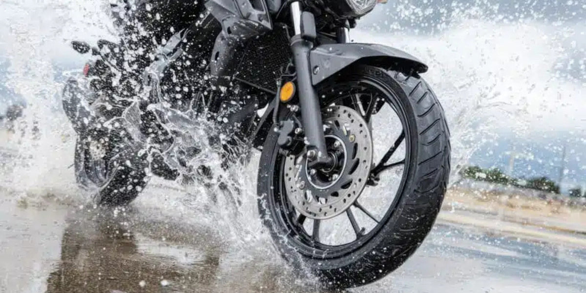 Aquaplaning moto lluvia perdida adherencia rueda trasera