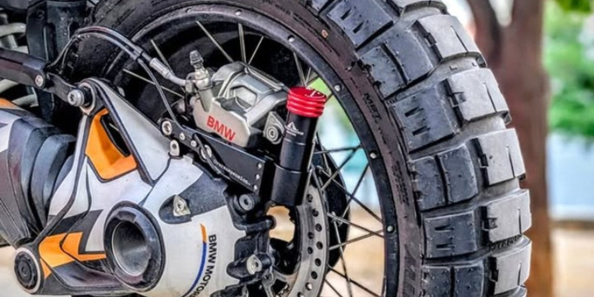 Rebote del neumático en moto mostrando la pérdida de contacto con el asfalto