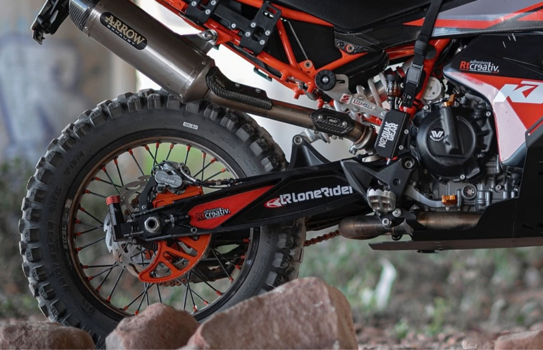 Oversuspension instalado en moto de enduro naranja – menos fatiga al conducir