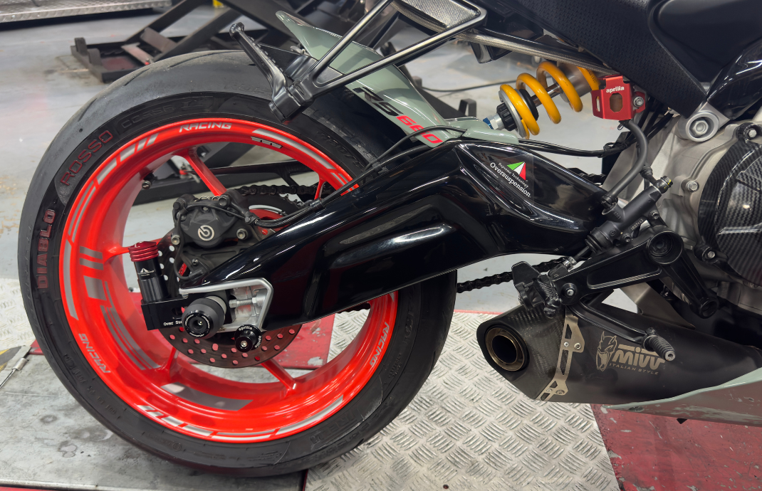 KIT OVERSUSPENSION INSTALADO EN APRILIA RS 660 AÑO 2020-2026
